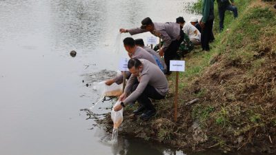 Lestarikan Ekosistem Sungai, Kapolres Tulungagung Tebar 5.000 Benih Ikan Tombro di Sungai Ngrowo