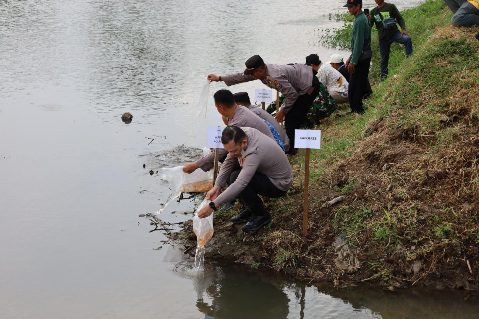 Lestarikan Ekosistem Sungai, Kapolres Tulungagung Tebar 5.000 Benih Ikan Tombro di Sungai Ngrowo