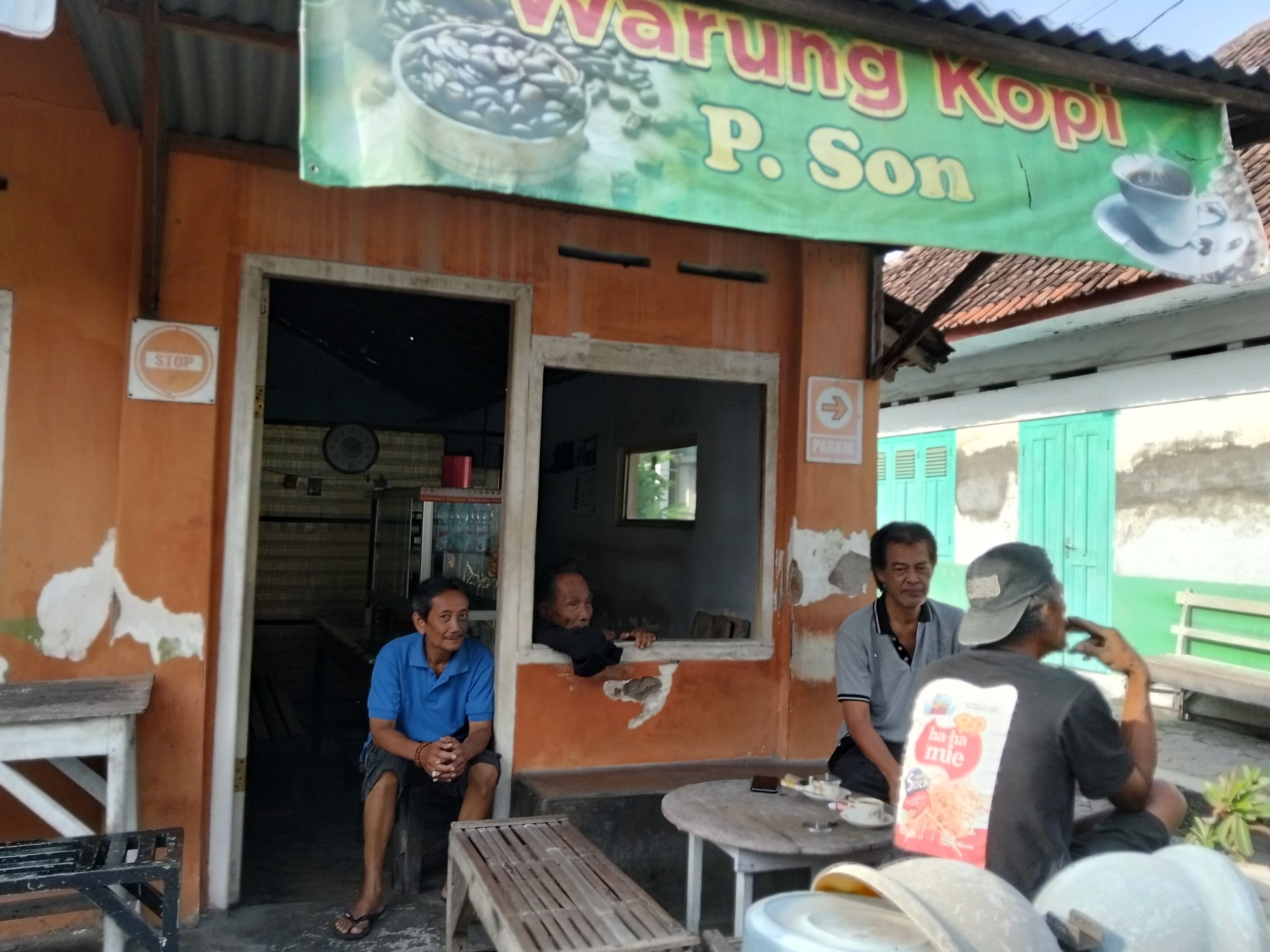 Warung Kopi Pak Son, Simbol Kehangatan dan Kebersamaan Warga Banjaran
