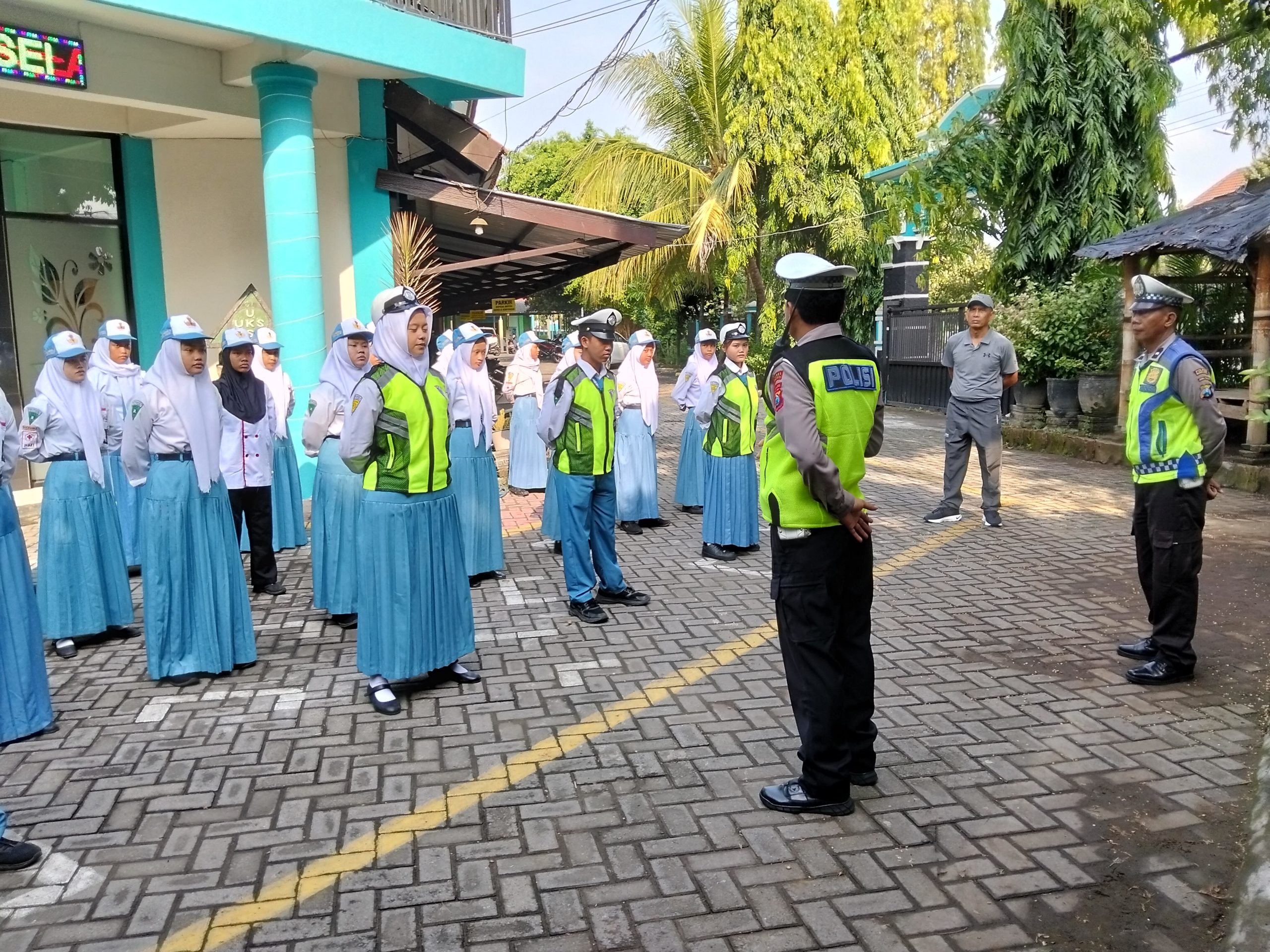 Polsek Kediri Kota Latih Pelajar SMKN 3 Jadi Anggota PKS, Bentuk Disiplin dan Kesadaran Berlalu Lintas Sejak Dini