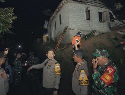 Hujan Deras Picu Longsor di Blitar, Satu Keluarga Dilarikan ke Rumah Sakit
