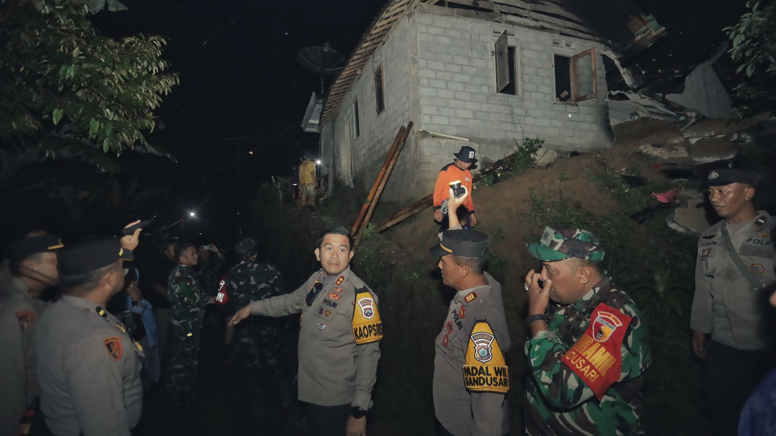 Hujan Deras Picu Longsor di Blitar, Satu Keluarga Dilarikan ke Rumah Sakit