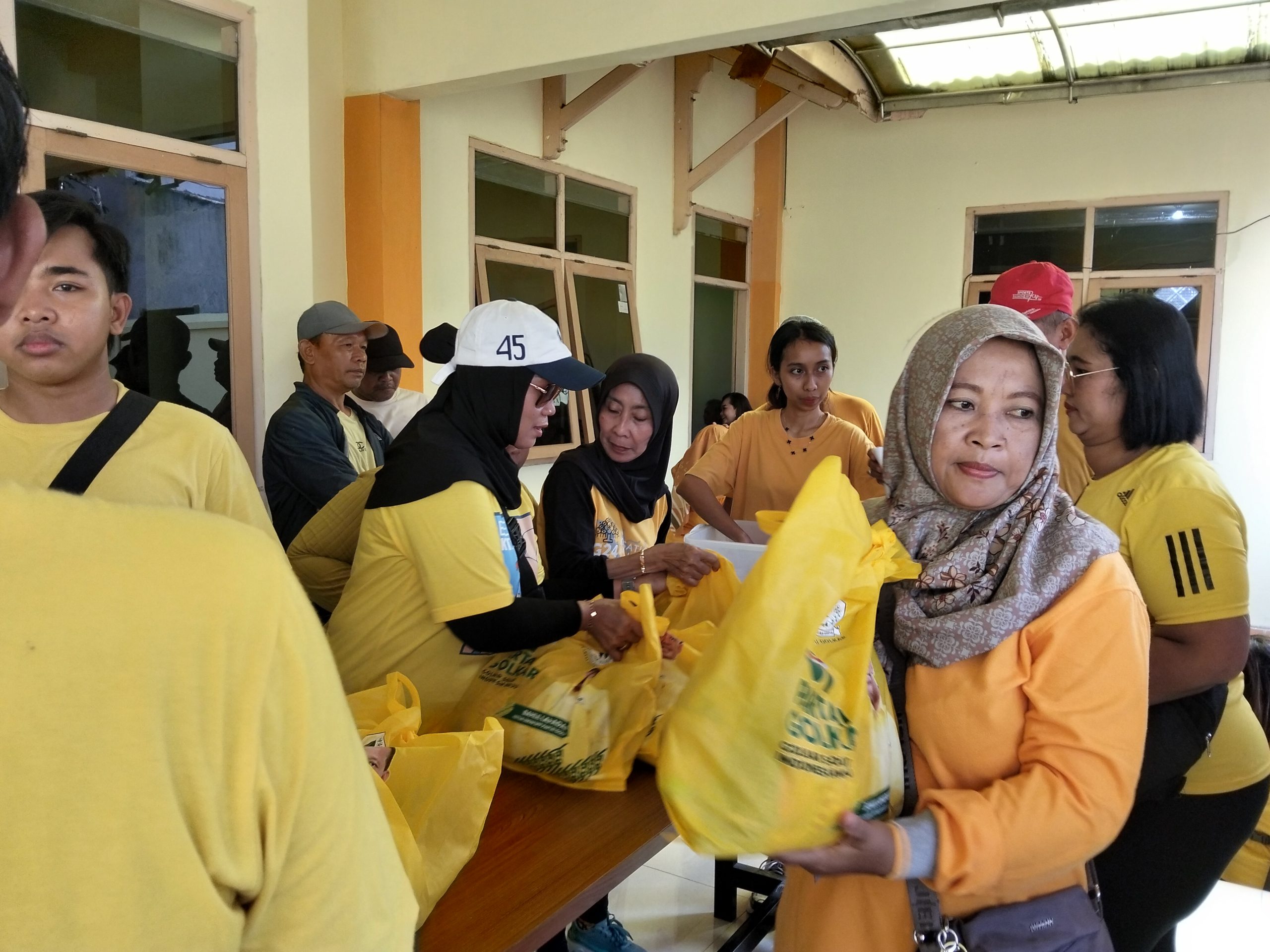 Peringati HUT ke-61, Golkar Kota Kediri Gelar Senam dan Bagi Sembako,  Serukan Kader Lebih Dekat dengan Rakyat