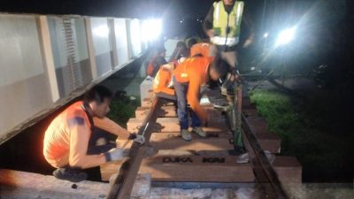 Dukung Lingkungan Hijau, KAI Daop 7 Madiun Ganti Bantalan Kayu dengan Sintetis