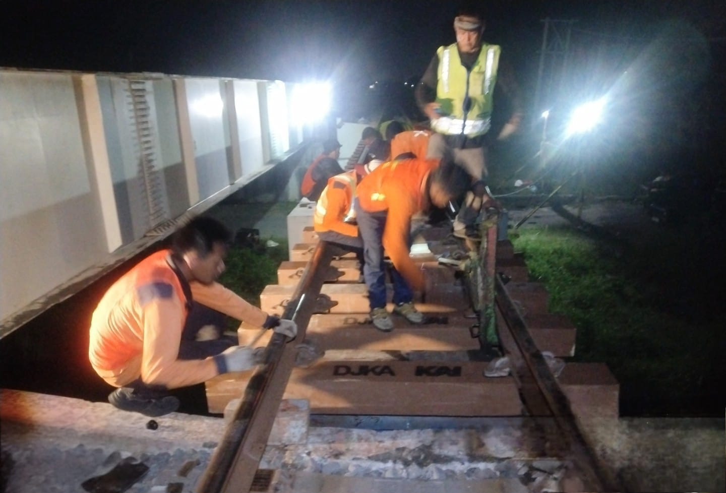 Dukung Lingkungan Hijau, KAI Daop 7 Madiun Ganti Bantalan Kayu dengan Sintetis