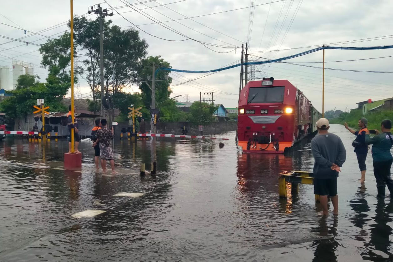 Dampak Banjir Semarang, KAI Lakukan Pengalihan Jalur Sejumlah Kereta
