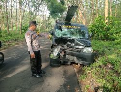 Granmax Tabrak Honda CB di Sutojayan, Blitar, Satu Pengendara Luka, Kendaraan Ringsek