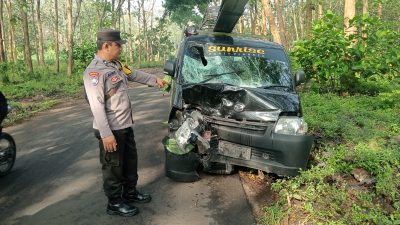 Granmax Tabrak Honda CB di Blitar, Satu Pengendara Luka, Kendaraan Ringsek
