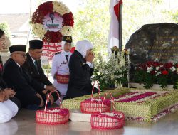 Jelang HUT ke-80 Jawa Timur, Gubernur Khofifah Ziarah ke Makam Bung Karno