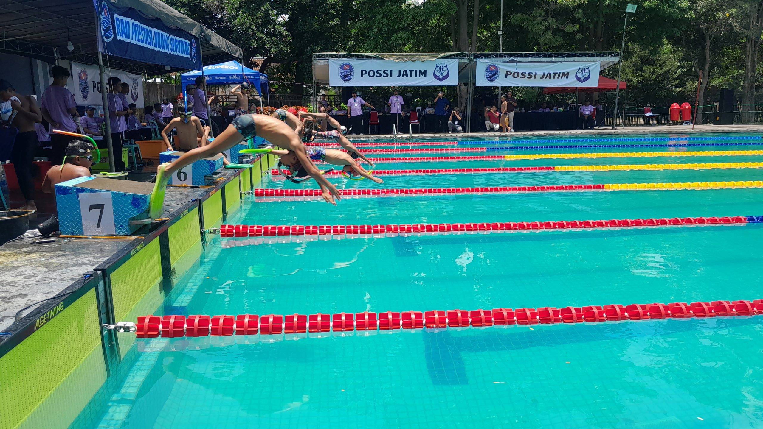 Ratusan atlet tingkat pelajar dari berbagai daerah di Jawa Timur mengikuti Kejuaraan Provinsi (Kejurprov) Finswimming Walikota Cup I 2025. (burhan)