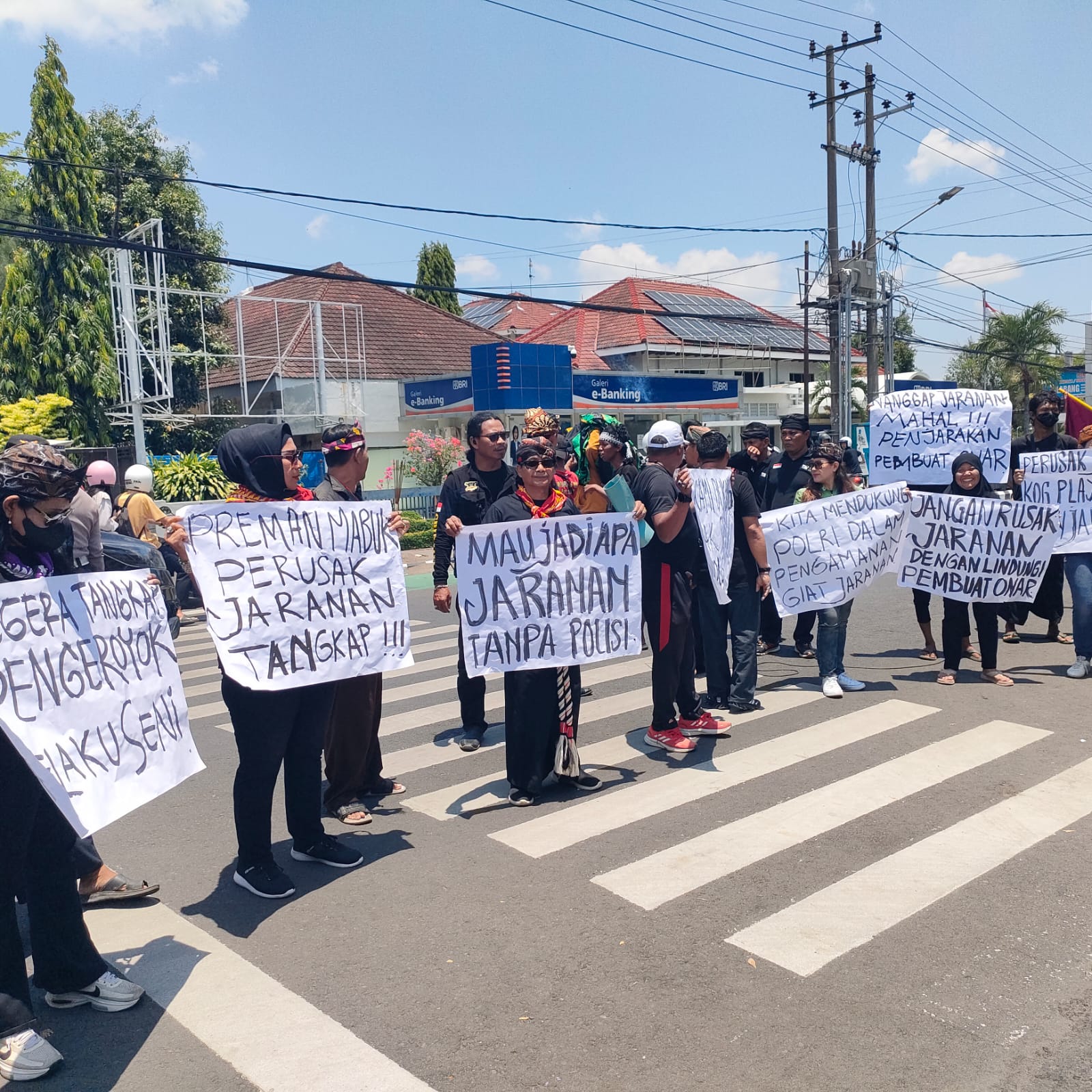 Aliansi Seniman Kediri Raya Gelar Aksi di Mapolres Kediri Kota, Tuntut Pelaku Pengeroyokan Ditangkap