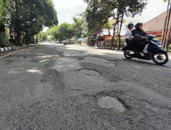 Warga Keluhkan Jalan Imam Bonjol Rusak, DPUPR Kediri Janji Segera Lakukan Perbaikan