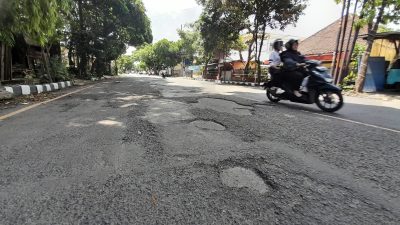 Warga Keluhkan Jalan Imam Bonjol Rusak, DPUPR Kediri Janji Segera Lakukan Perbaikan