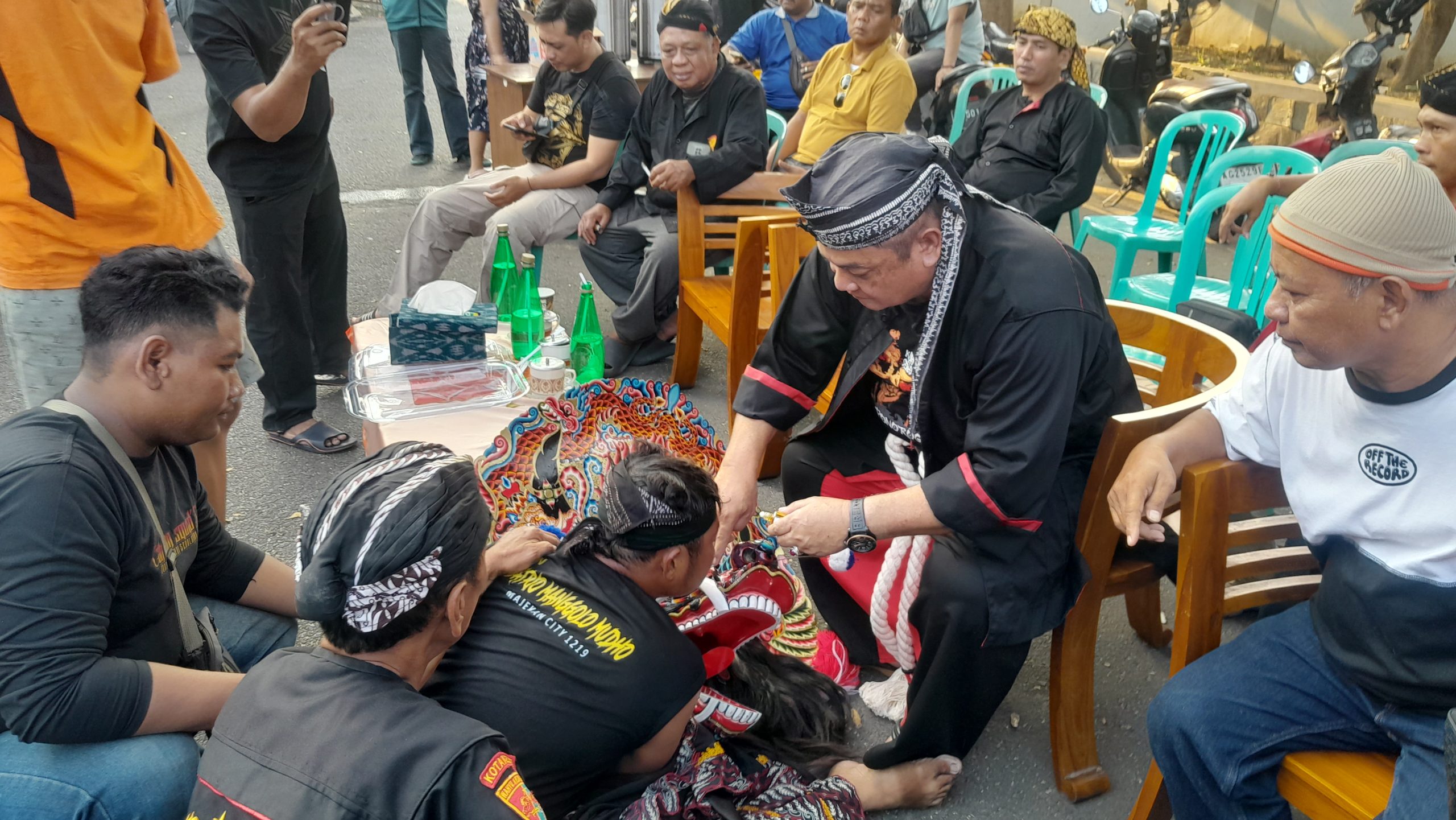 Kepala Dinas Kebudayaan, Pariwisata, Kepemudaan, dan Olahraga (Disbudparpora) Kota Kediri yang baru, Bambang Priyambodo saat mendapat penghormatan dari paguyuban kesenian jaranan. (burhan)