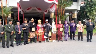 Siswa MAN 2 Kota Kediri bersama kontingen lain saat menerima penghargaan dari Wali Kota Kediri Vinanda Prameswati didampingi Wakil Wali Kota KH. Qowimuddin Thoha, Kepala MAN 2 Kota Kediri Nursalim, Kepala Kemenag Kota Kediri A. Zamroni, dan jajaran Forkopimda. (burhan)