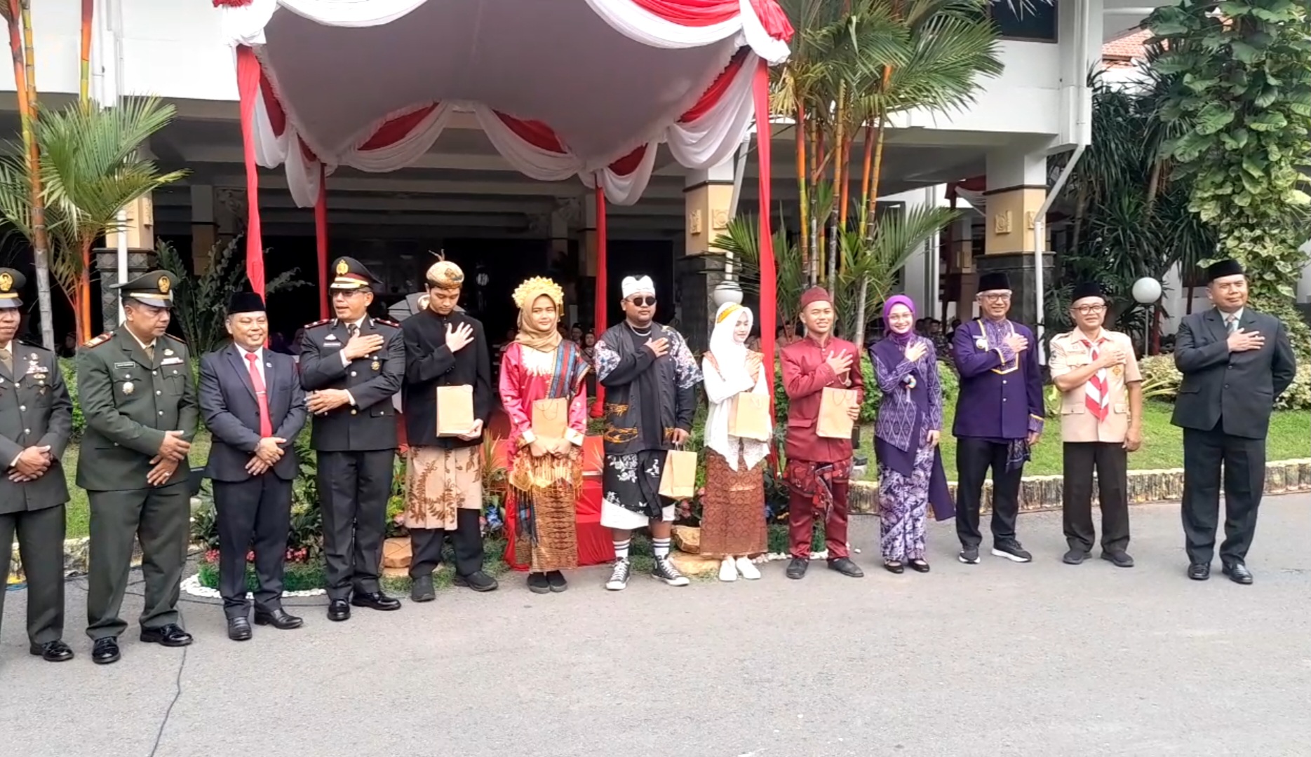 Siswa MAN 2 Kota Kediri bersama kontingen lain saat menerima penghargaan dari Wali Kota Kediri Vinanda Prameswati didampingi Wakil Wali Kota KH. Qowimuddin Thoha, Kepala MAN 2 Kota Kediri Nursalim, Kepala Kemenag Kota Kediri A. Zamroni, dan jajaran Forkopimda. (burhan)