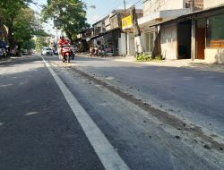 Material Bekas Cor Molen Berserakan, Pengendara Khawatirkan Keselamatan di Jalan Kapten Tendean