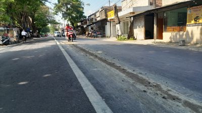 Material Bekas Cor Molen Berserakan, Pengendara Khawatirkan Keselamatan di Jalan Kapten Tendean