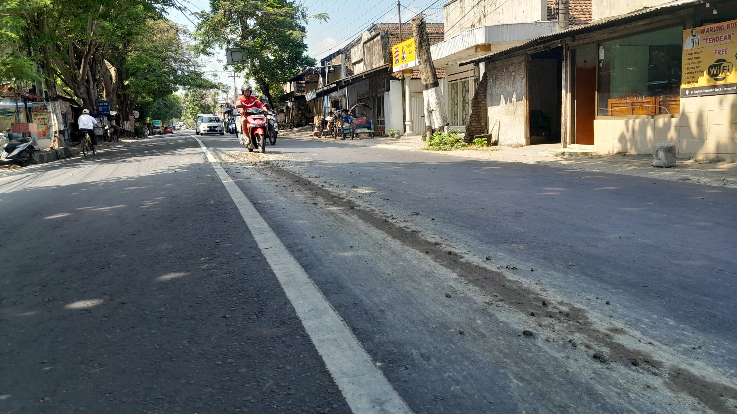 Material Bekas Cor Molen Berserakan, Pengendara Khawatirkan Keselamatan di Jalan Kapten Tendean