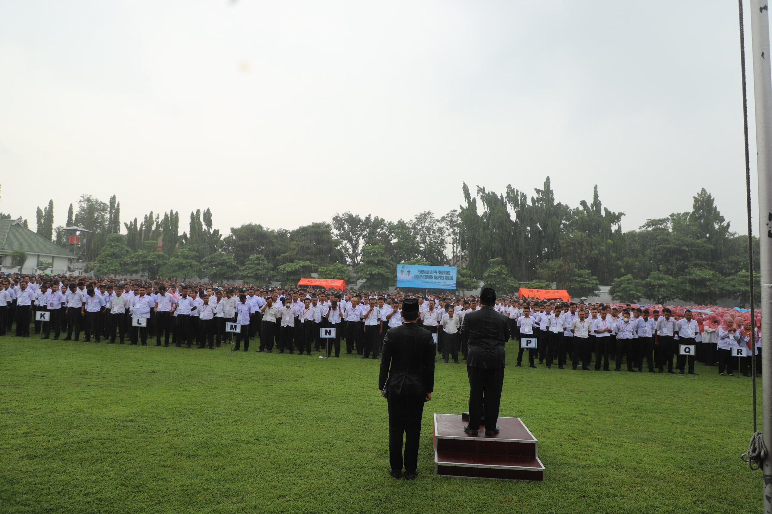 Hujan Iringi Momen Bersejarah, 4.101 Pegawai Jombang Resmi Diangkat Jadi PPPK Paruh Waktu