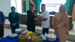 Pisah Sambut Kepala Disdik Kota Kediri Penuh Canda, Pantun Jadi Penyemarak