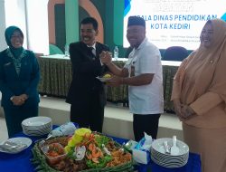 Pisah Sambut Kepala Disdik Kota Kediri Penuh Canda, Pantun Jadi Penyemarak