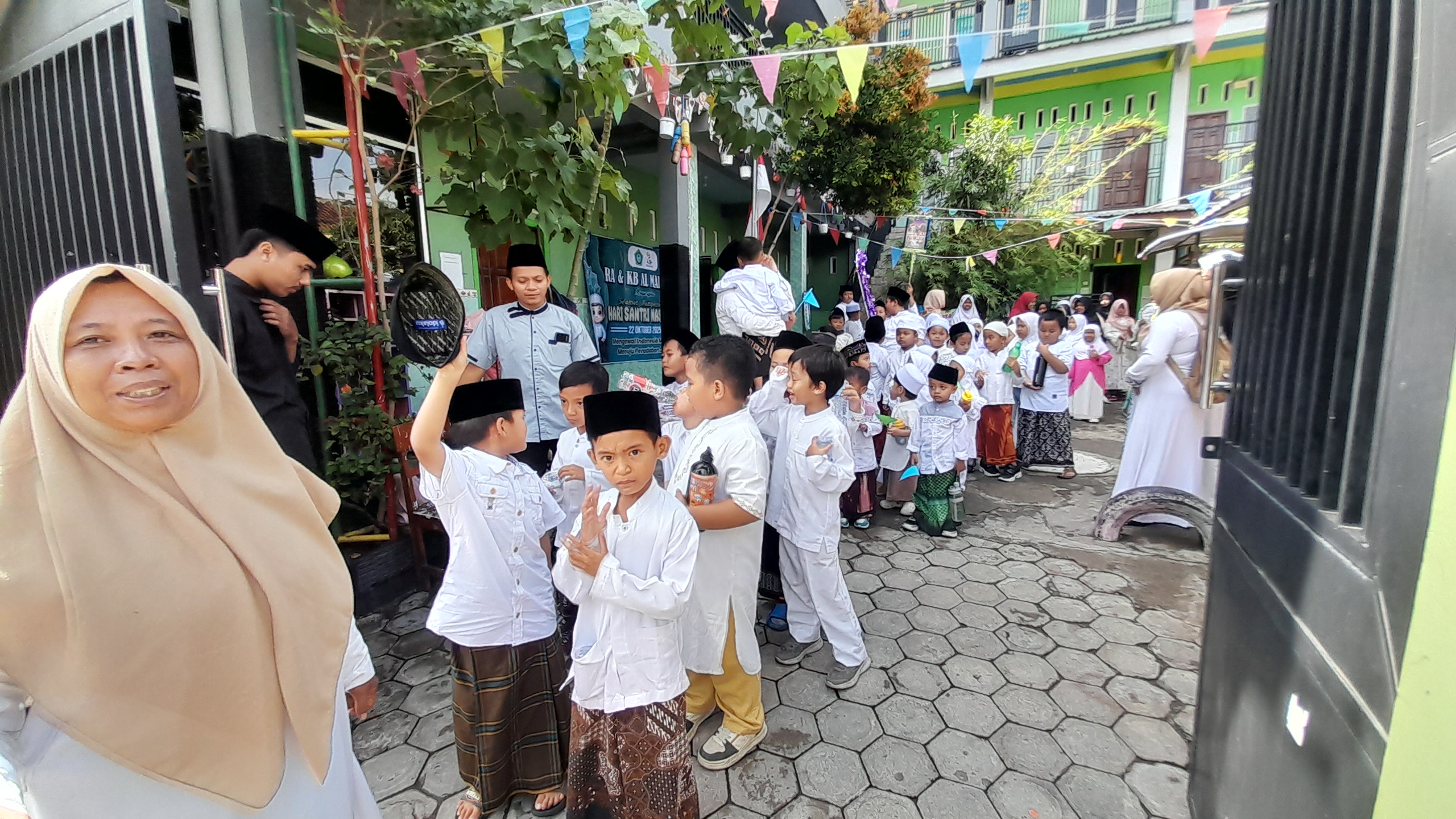 RA Al-Madinah Semarakkan Hari Santri Nasional dengan Pawai Ta’aruf Keliling Kampung