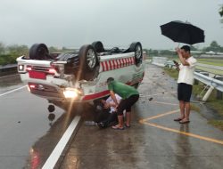 Diduga Kehilangan Traksi, Ambulans Asal Kediri Terlibat Kecelakaan di Tol Jomo