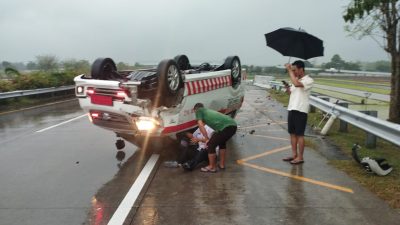 Diduga Kehilangan Traksi, Ambulans Asal Kediri Terlibat Kecelakaan di Tol Jomo