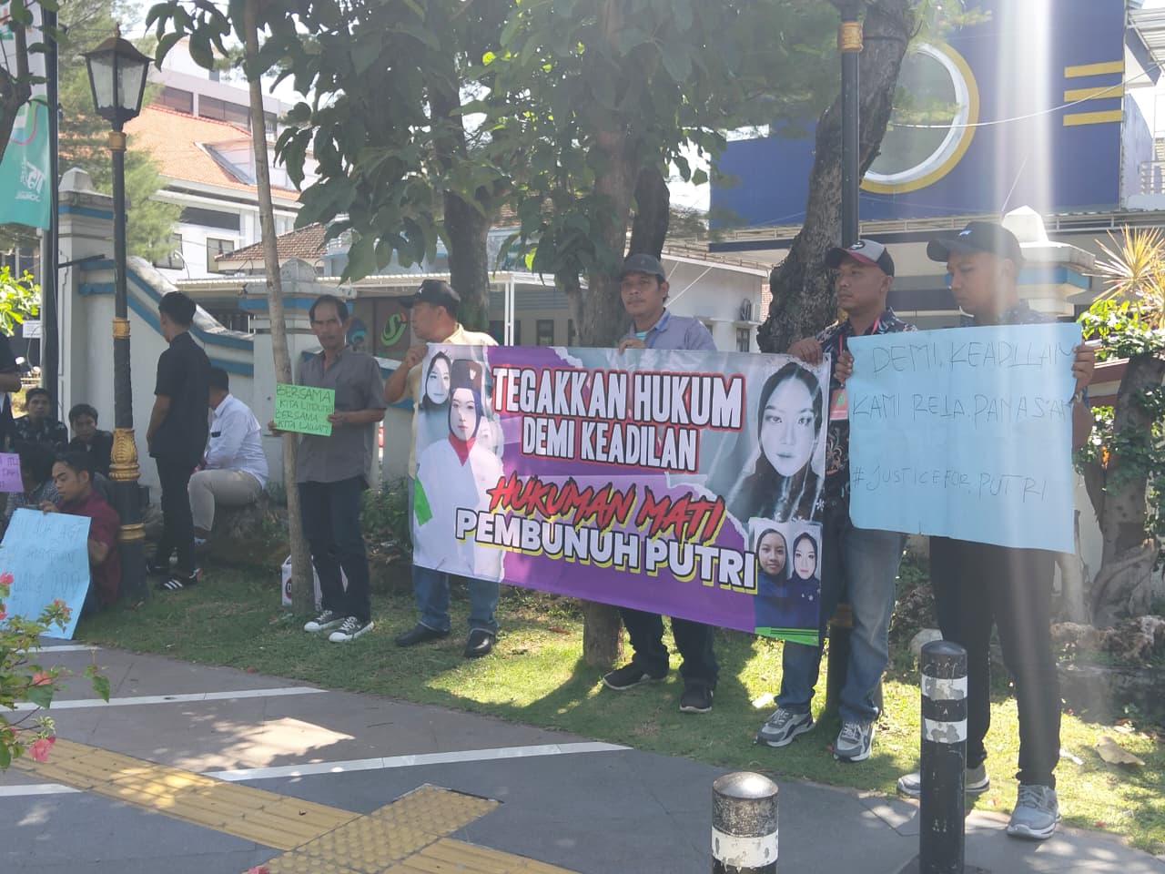 Keluarga Korban Bentang Banner, Tuntut Hukuman Mati dalam Sidang Vonis Kasus Pemerkosaan dan Pembunuhan Siswi SMA Jombang