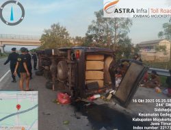 Mobil Elf Membawa Rombongan Asal Madura Terguling di Tol Jomo, 20 Penumpang Terluka
