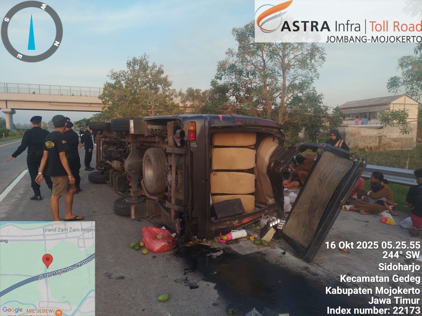 Elf Rombongan Asal Madura Terguling di Tol Jomo, 20 Penumpang Terluka