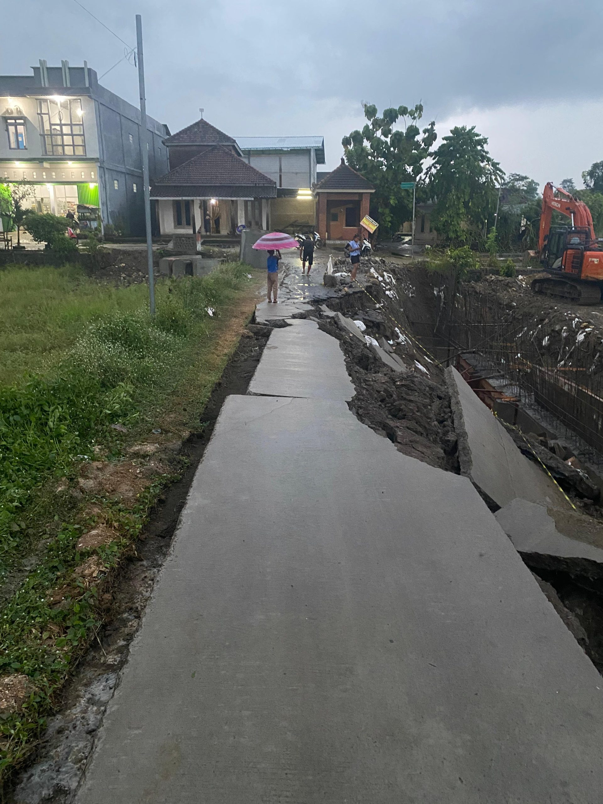 Jalan Beton di Ngusikan Jombang Longsor, Akses Warga Terputus