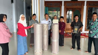 Legislator RI Bantu Karpet dan Perlengkapan Ibadah untuk Masjid dan Musala di Jombang