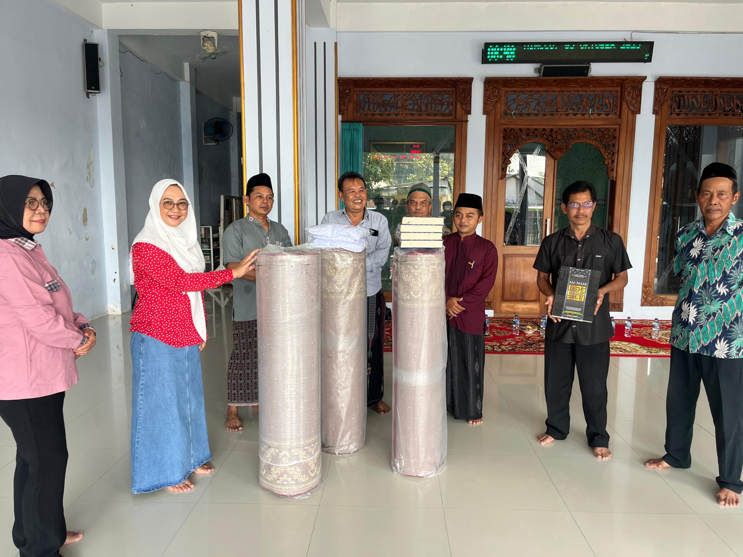 Legislator RI Bantu Karpet dan Perlengkapan Ibadah untuk Masjid dan Musala di Jombang