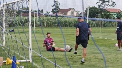 Kiper Utama Persik Kediri Leonardo Navacchio Kembali Berlatih Usai Cedera Lutut