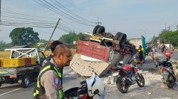 Truk Tronton Oleng, Tabrak Truk Lain, Warung dan Lapak Tambal Ban di Mojoagung