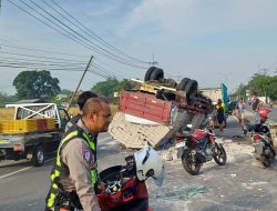 Truk Tronton Oleng, Tabrak Truk Lain, Warung dan Lapak Tambal Ban di Mojoagung