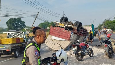 Truk Tronton Oleng, Tabrak Truk Lain, Warung dan Lapak Tambal Ban di Mojoagung