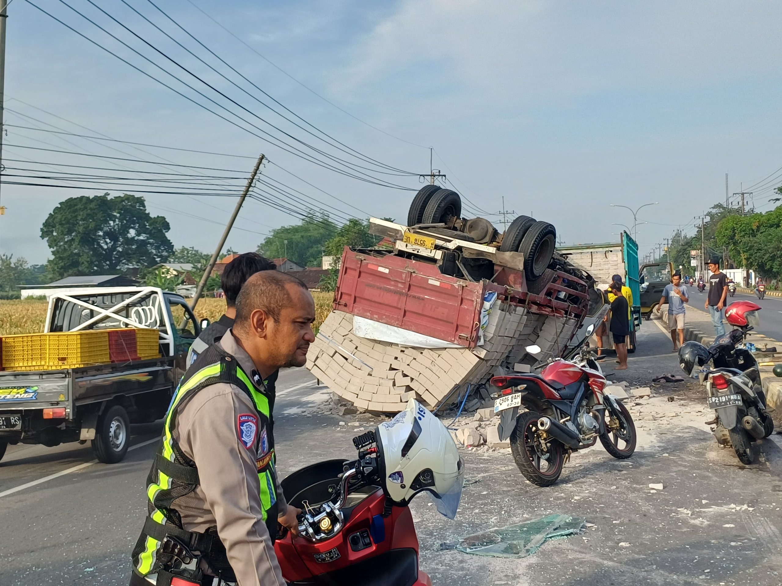 Truk Tronton Oleng, Tabrak Truk Lain, Warung dan Lapak Tambal Ban di Mojoagung