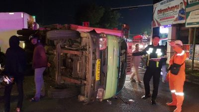 Elf Hantam Truk di Perempatan Sambong, Diduga Langgar Lampu Merah