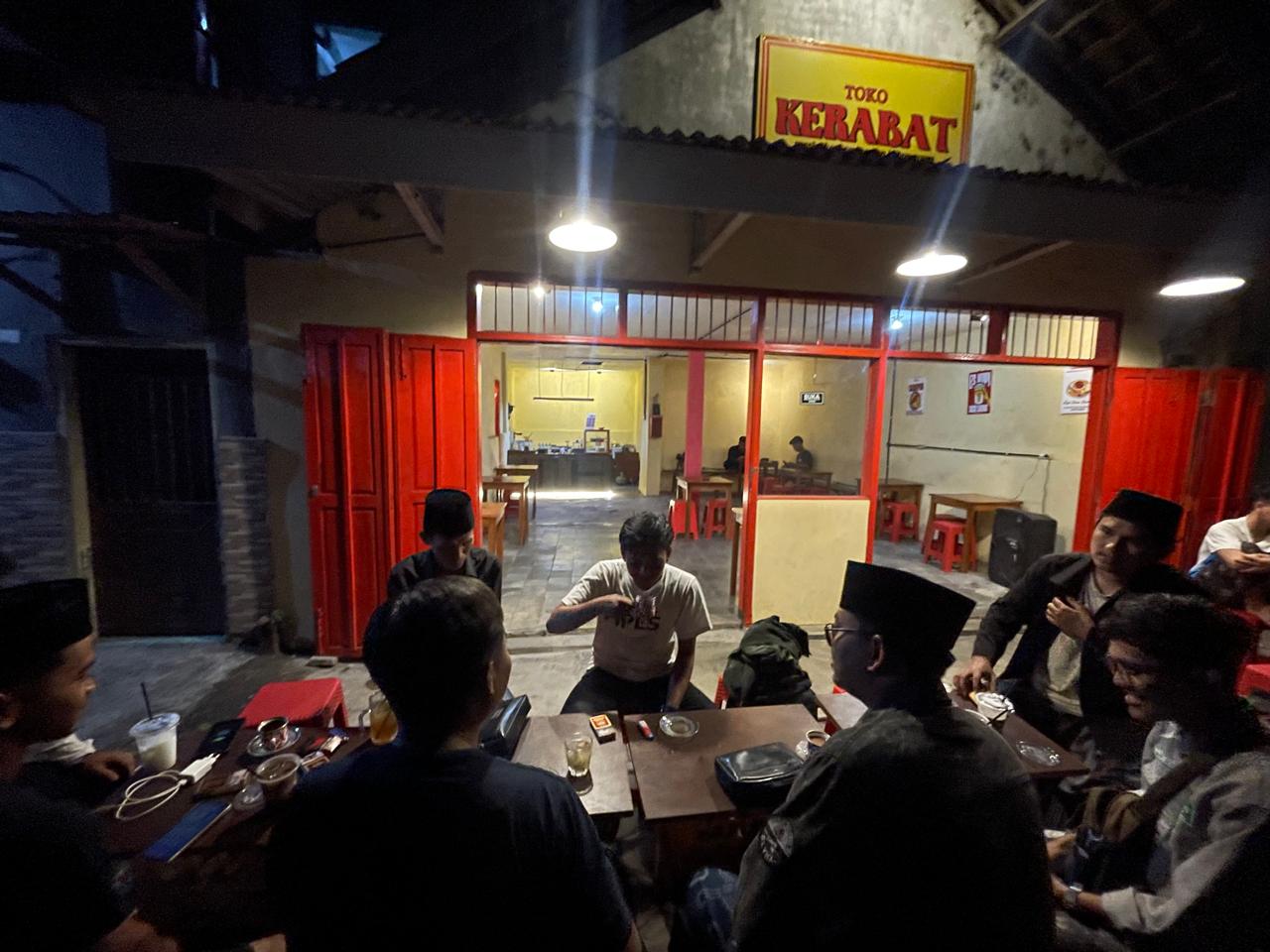 Ngopi ala Tahun 90-an di Toko Kerabat: Menyaring Kenangan, Menyatukan Warga