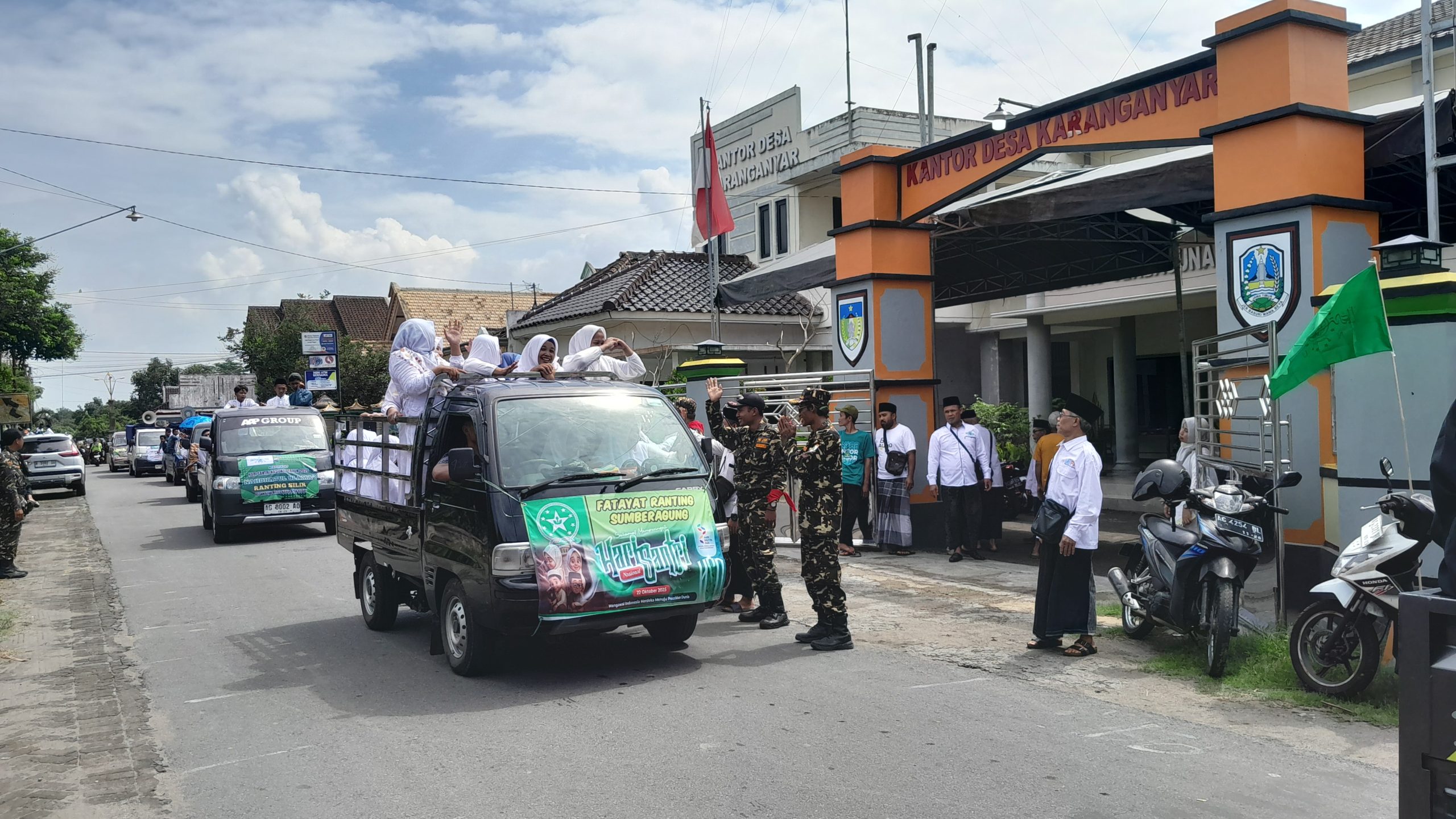 Ribuan Warga Meriahkan Pawai Ta’aruf MWCNU Wates dalam Peringatan Hari Santri 2025