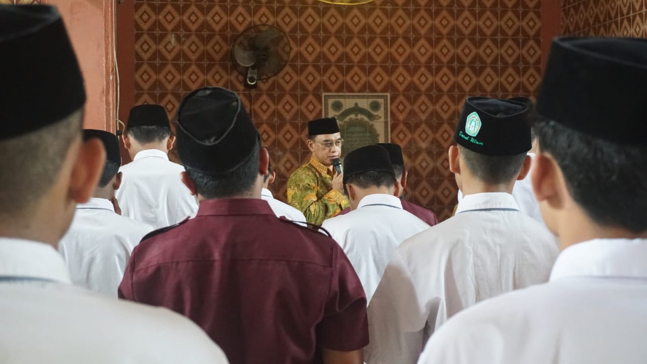 Santri Darul Ulum Jombang Gelar Salat Gaib untuk Korban Ambruknya Ponpes Al Khoziny