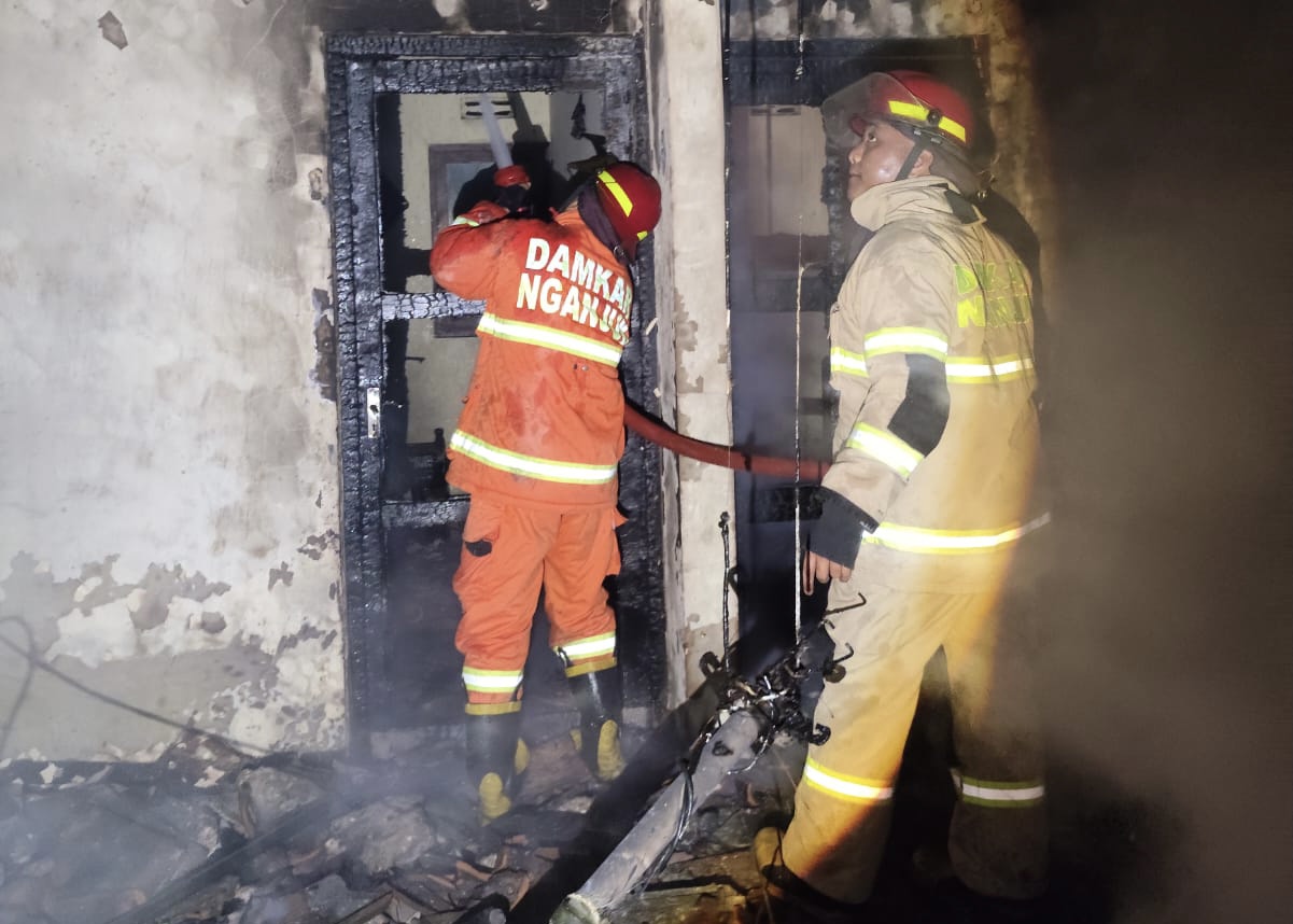 Akibat Korsleting Listrik, Rumah Warga Kauman, Nganjuk Ludes Terbakar