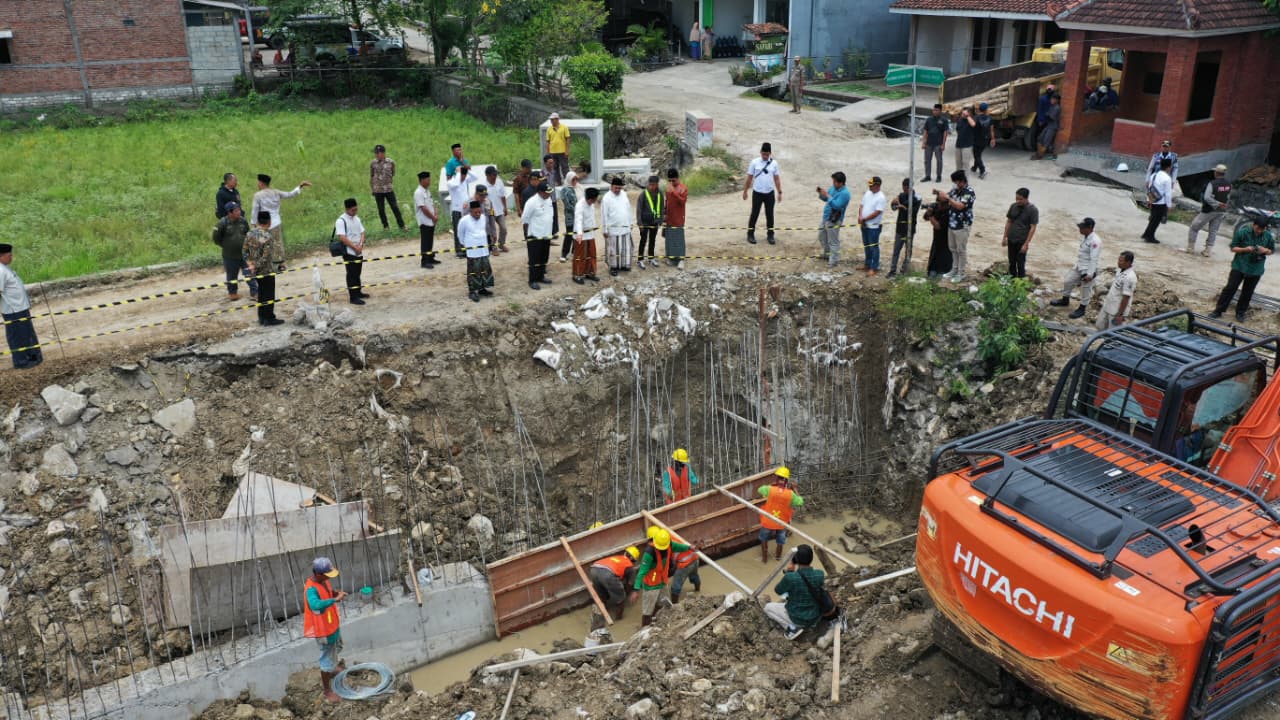 Bupati Jombang Tinjau Jalan Longsor di Asemgede, Pastikan Perbaikan Dilakukan Tahun Ini