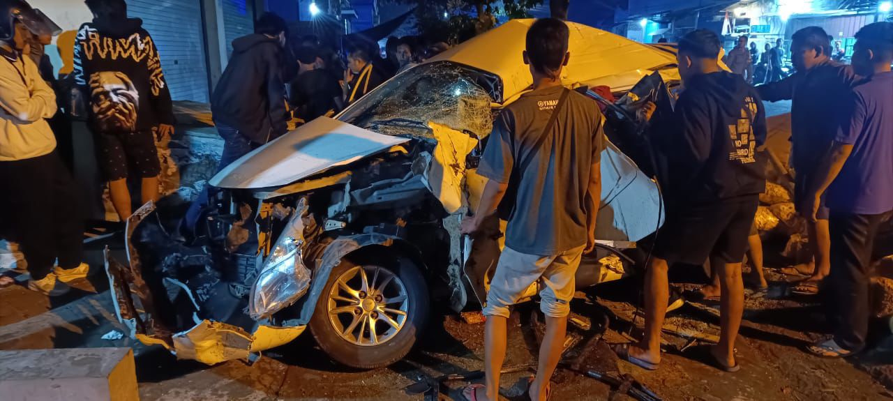 Truk Bok Hantam Xenia di Kediri, Warga Nganjuk Tewas di Lokasi