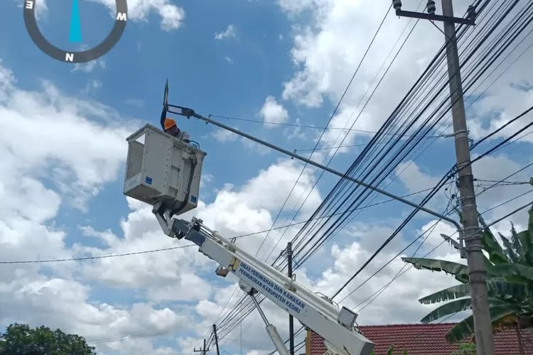 Jelang Musim Hujan, Dinas Perkim Kabupaten Kediri Gencar Perbaiki PJU Rusak