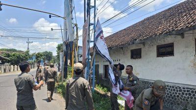Satpol PP Kabupaten Kediri Tertibkan Reklame Liar dan Kedaluwarsa di Dua Kecamatan