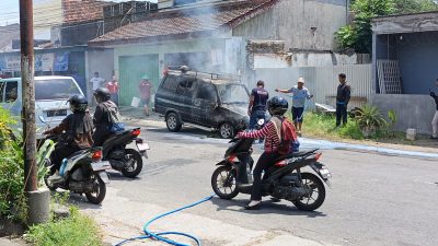 Selang BBM Meleleh, Mobil Kijang Terbakar di Jalan Raya Satreyan